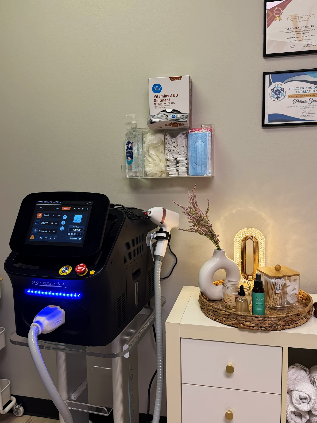 Cabina de Body Wellness TX con la máquina de depilación láser Velabody / Body Wellness TX treatment room with the Velabody laser hair removal machine