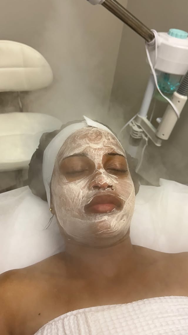 Limpieza facial profunda con la mascarilla en crema aplicada sobre el rostro en Body Wellness TX / Deep cleansing facial with the cream mask applied to the face at Body Wellness TX