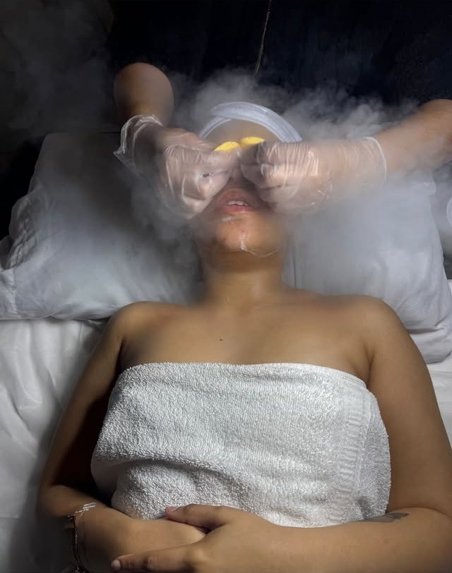 Paso 2: vapor sobre el rostro para abrir los poros durante un facial profundo en Body Wellness TX / Step 2: mist over the face to open the pores during a deep facial at Body Wellness TX
